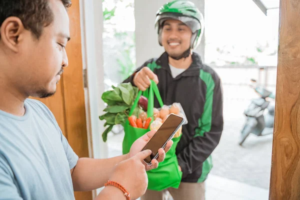 Compras de alimentos entregados al cliente — Foto de Stock