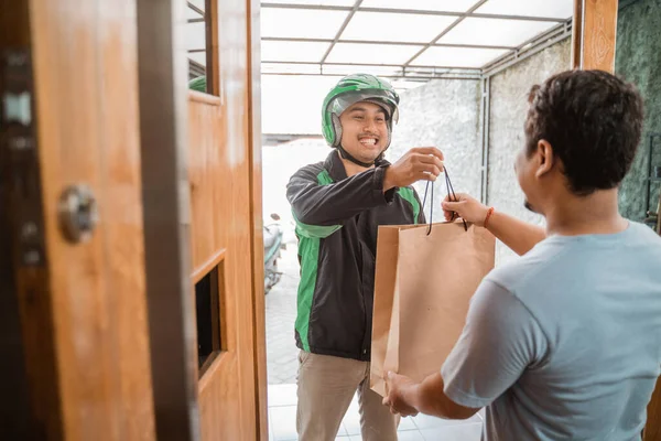 Homem serviço de entrega uber enviar saco de compras — Fotografia de Stock