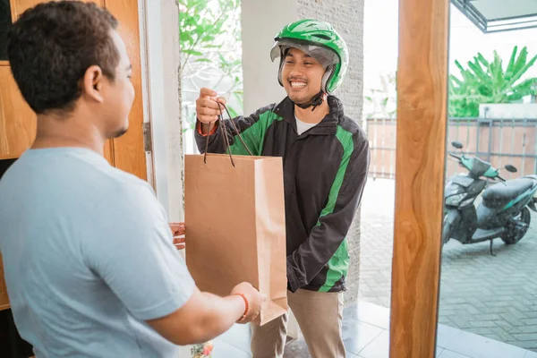 Homem compras on-line e entregue — Fotografia de Stock