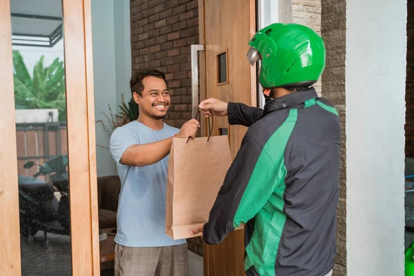 Hombre de compras en línea y entregado — Foto de Stock