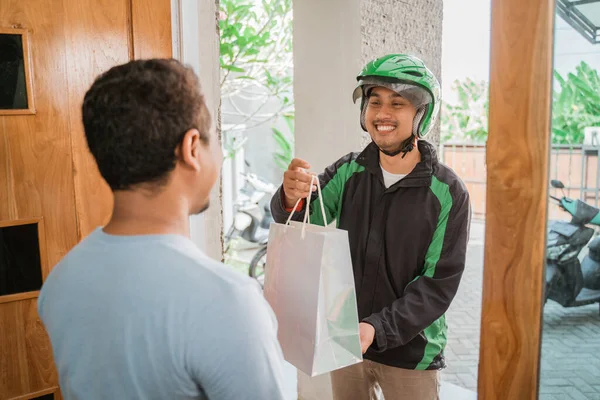 Man delivery service uber verzenden boodschappentas — Stockfoto