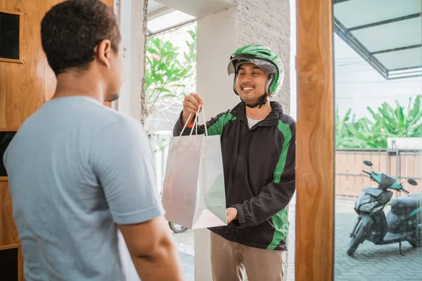 Homem compras on-line e entregue — Fotografia de Stock