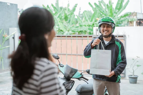 Man delivery service uber αποστολή τσάντα ψώνια — Φωτογραφία Αρχείου