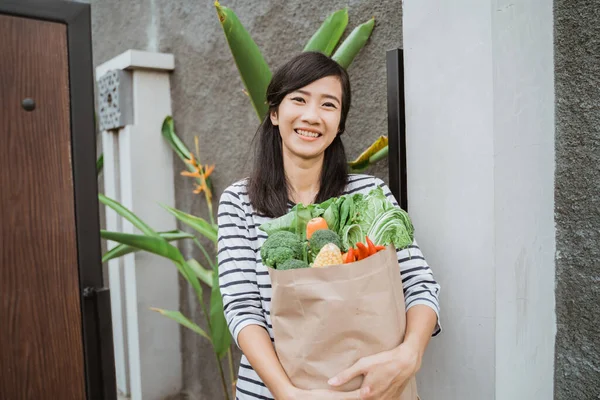 Kundin erhält ihre Online-Lebensmittelbestellung zu Hause — Stockfoto
