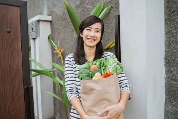 Client recevant sa commande d'épicerie en ligne à la maison — Photo