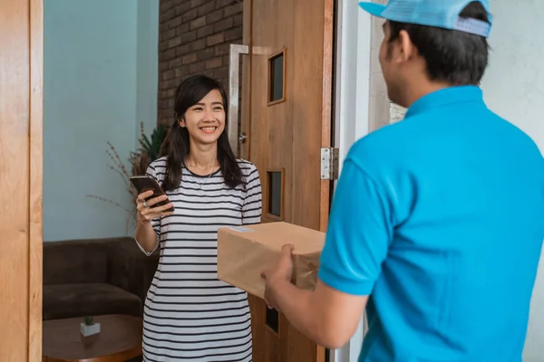 Caja siendo entregado a asiático mujer en casa — Foto de Stock