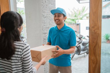 Kurye paket kutusunu teslim ediyor.