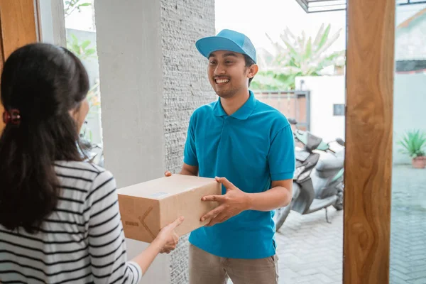 Mensajero entrega caja del paquete — Foto de Stock