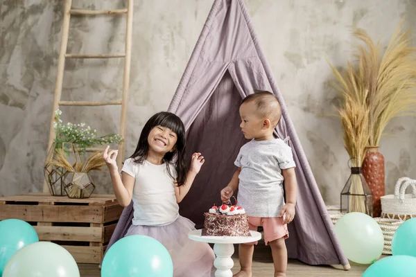 Hermana sonrió felizmente y el hermano pequeño la vio —  Fotos de Stock