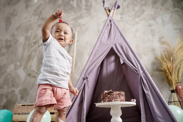 Niño sonrió mientras traía cerezas —  Fotos de Stock