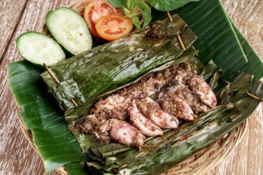 Taze sebze, domates, salatalık ve fesleğen yapraklı ızgara mürekkep balığı.