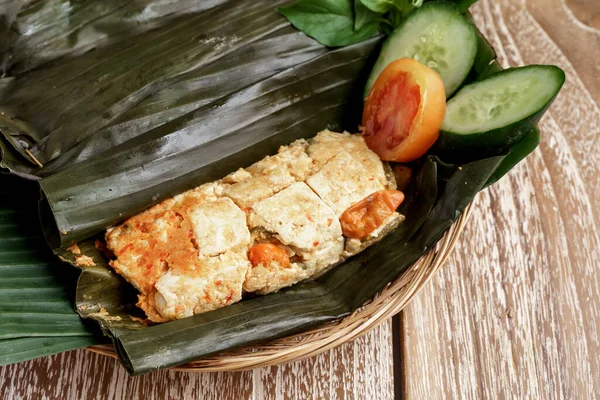 Zbliżenie pikantne tofu z posiekanymi warzywami — Zdjęcie stockowe