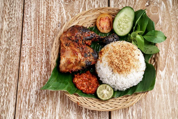 Frango grelhado com arroz branco e sambal — Fotografia de Stock