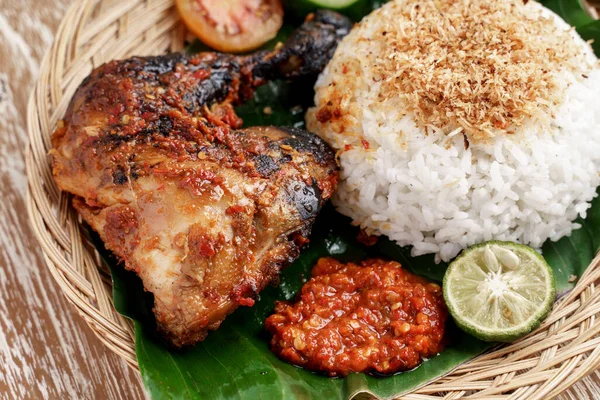 Menutup ayam panggang dengan nasi putih dan sambal — Stok Foto