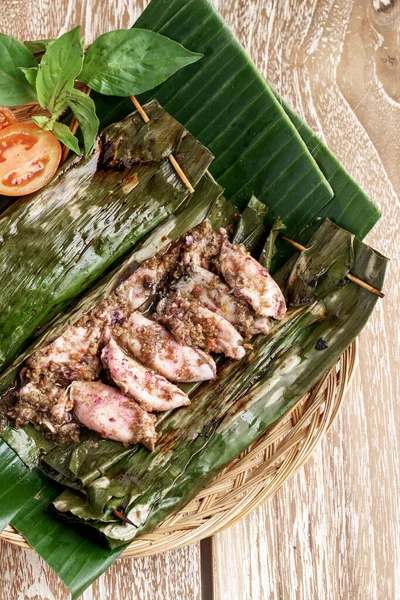 Izgara mürekkep balığını yakın.