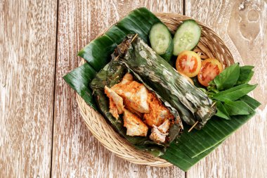Taze doğranmış domates, salatalık ve fesleğen yapraklı baharatlı tavuk pepleri.