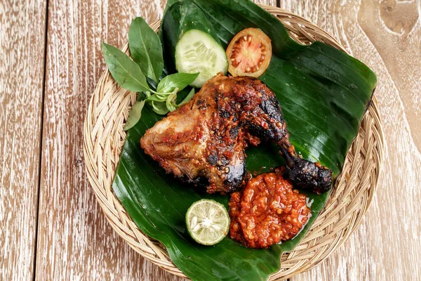 Κοτόπουλο σχάρας με sambal terasi και φέτες φρέσκου λαχανικού — Φωτογραφία Αρχείου