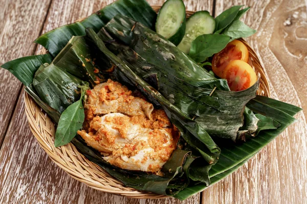 Spicy chicken pepes served with fresh basil leaves — Stock Photo, Image