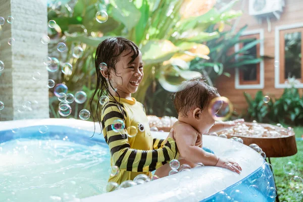 Criança nadar na piscina inftable — Fotografia de Stock