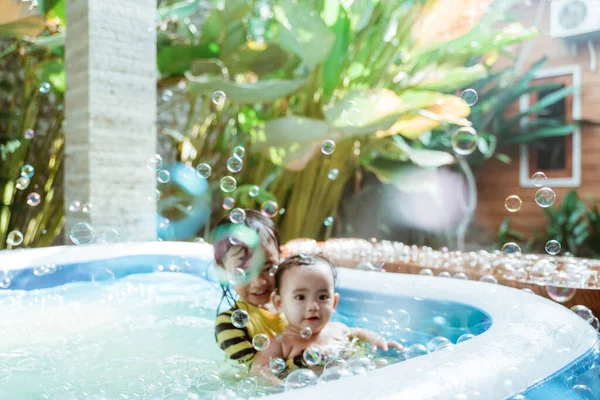 Bambino nuotare in piscina inftable — Foto Stock