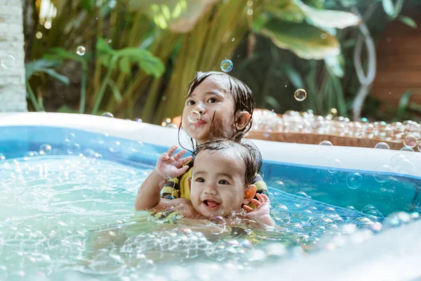 Dziecko pływać w basenie inftable — Zdjęcie stockowe