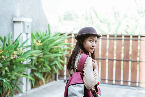 Güzel Endonezyalı ortaokul öğrencisi — Stok fotoğraf