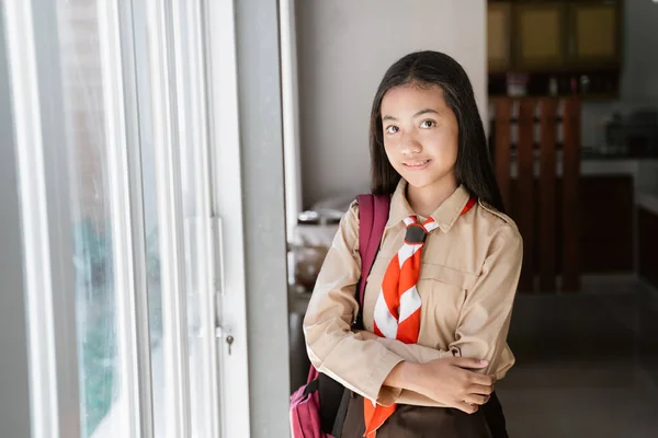 Bela indonésia júnior estudante do ensino médio — Fotografia de Stock