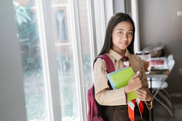 Mooie Indonesische junior middelbare school student — Stockfoto