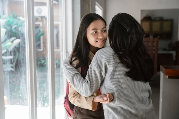 Ibu memeluk putri sebelum pergi ke sekolah — Stok Foto