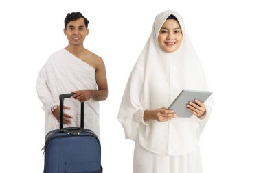 Beyaz elbiseli Asyalı Müslüman çift