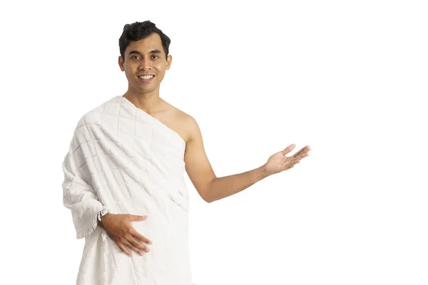 Asian male with ihram presenting copyspace — Stock Photo, Image