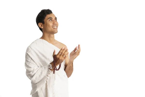 Muslim man praying wearing ihram isolated — Stock Photo, Image