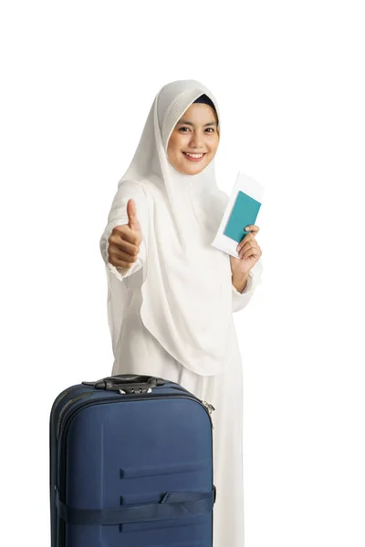 Μουσουλμάνοι προσκυνητές γυναίκα με λευκά ρούχα δείχνουν τον αντίχειρα επάνω — Φωτογραφία Αρχείου
