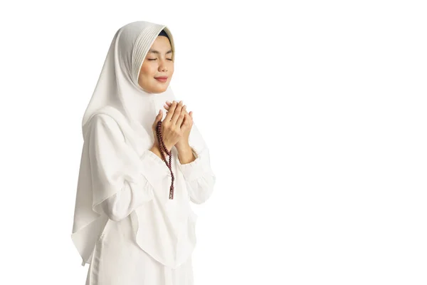 Muslim wanita muda berdoa membuka lengannya — Stok Foto