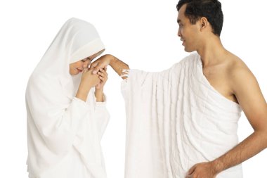 Karıcığım, duadan sonra kocanın elini öp.