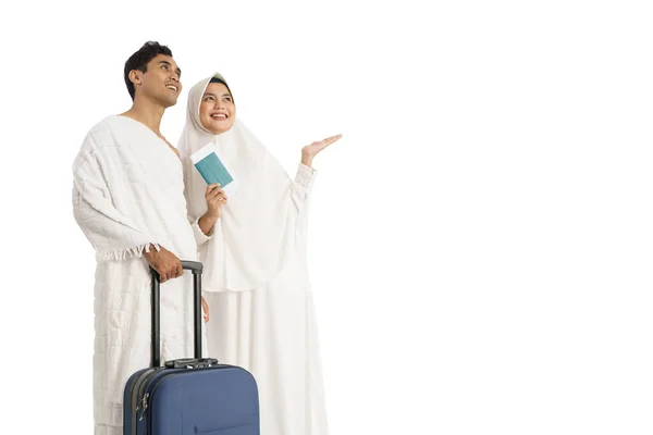 Peregrinos muçulmanos esposa e marido pronto para Umrah — Fotografia de Stock