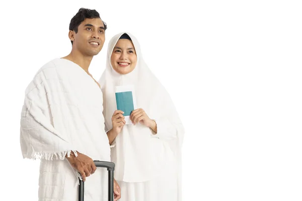 Peregrinos muçulmanos esposa e marido pronto para Umrah — Fotografia de Stock