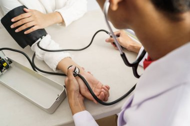 Umrah ve Hac 'ın tansiyon testi için hasta kontrolü.