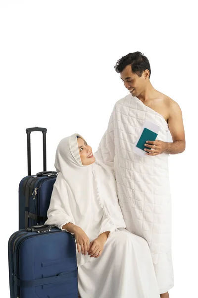 Peregrinos musulmanes esposa y marido listo para Umrah — Foto de Stock