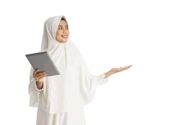 Красивая азиатская женщина с белым хиджабом представляет — стоковое фото