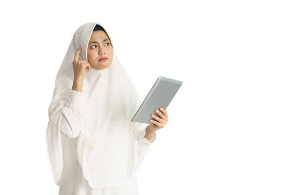 Mujer musulmana asiática con vestido blanco —  Fotos de Stock