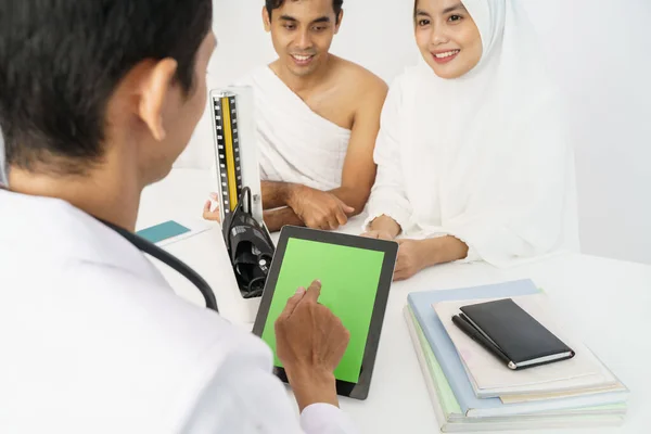 Muslim couple medical checkup for hajj and umrah — Stock Photo, Image