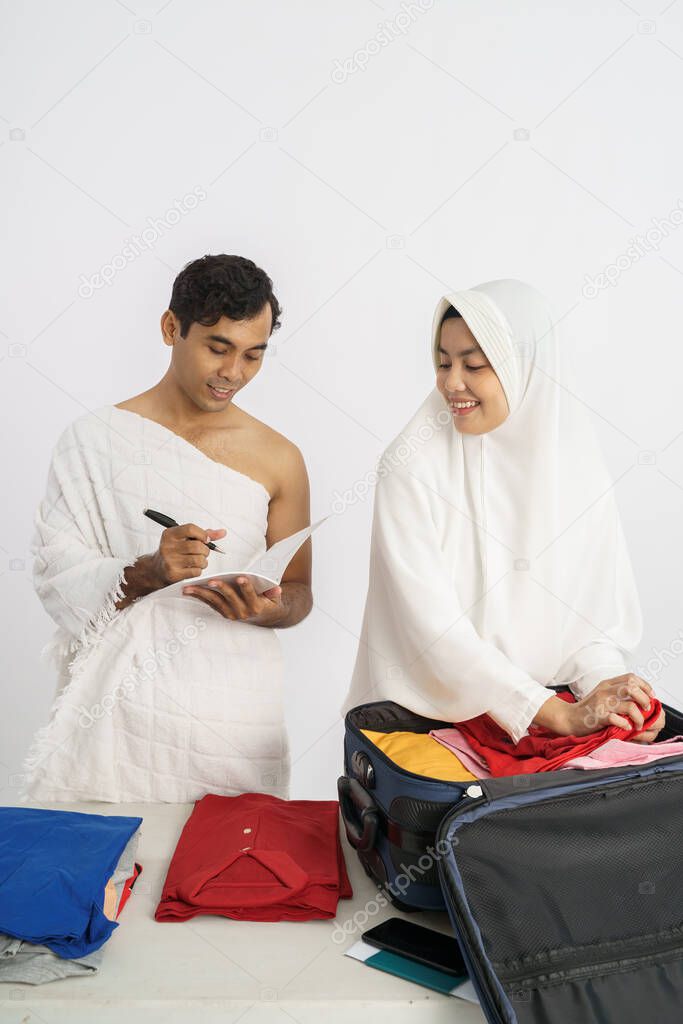 muslim pilgrims wife and husband prepare item
