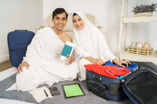 Muzułmańscy pielgrzymi żona i mąż przygotowują przedmiot — Zdjęcie stockowe