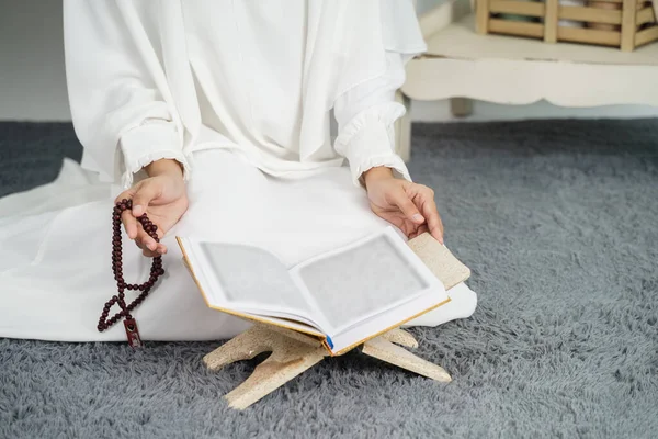 Mujer joven asiática rezando con Al-Corán y perlas de oración —  Fotos de Stock