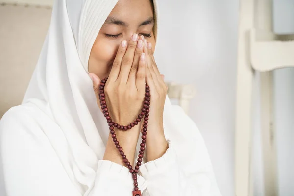 Junge muslimische Frau betet in weißer traditioneller Kleidung — Stockfoto