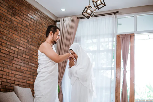 Apertar mão esposa beijar maridos mão depois de orar — Fotografia de Stock