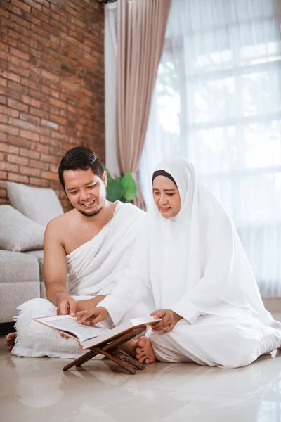 Asiatisches junges Paar betet mit Al-Koran und Gebetsperlen — Stockfoto