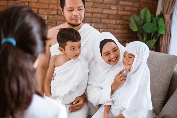 Muslim umrah y hajj con la familia — Foto de Stock