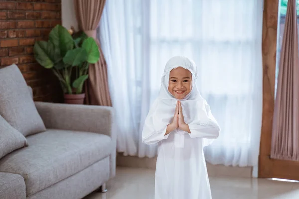 Muszlim kisgyermek mosolygós üdvözlő gesztussal — Stock Fotó
